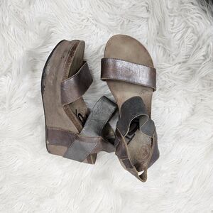 OTBT Bushnell Pewter Metallic Leather Platform Wedge Sandals Womens Shoe Sz 6M